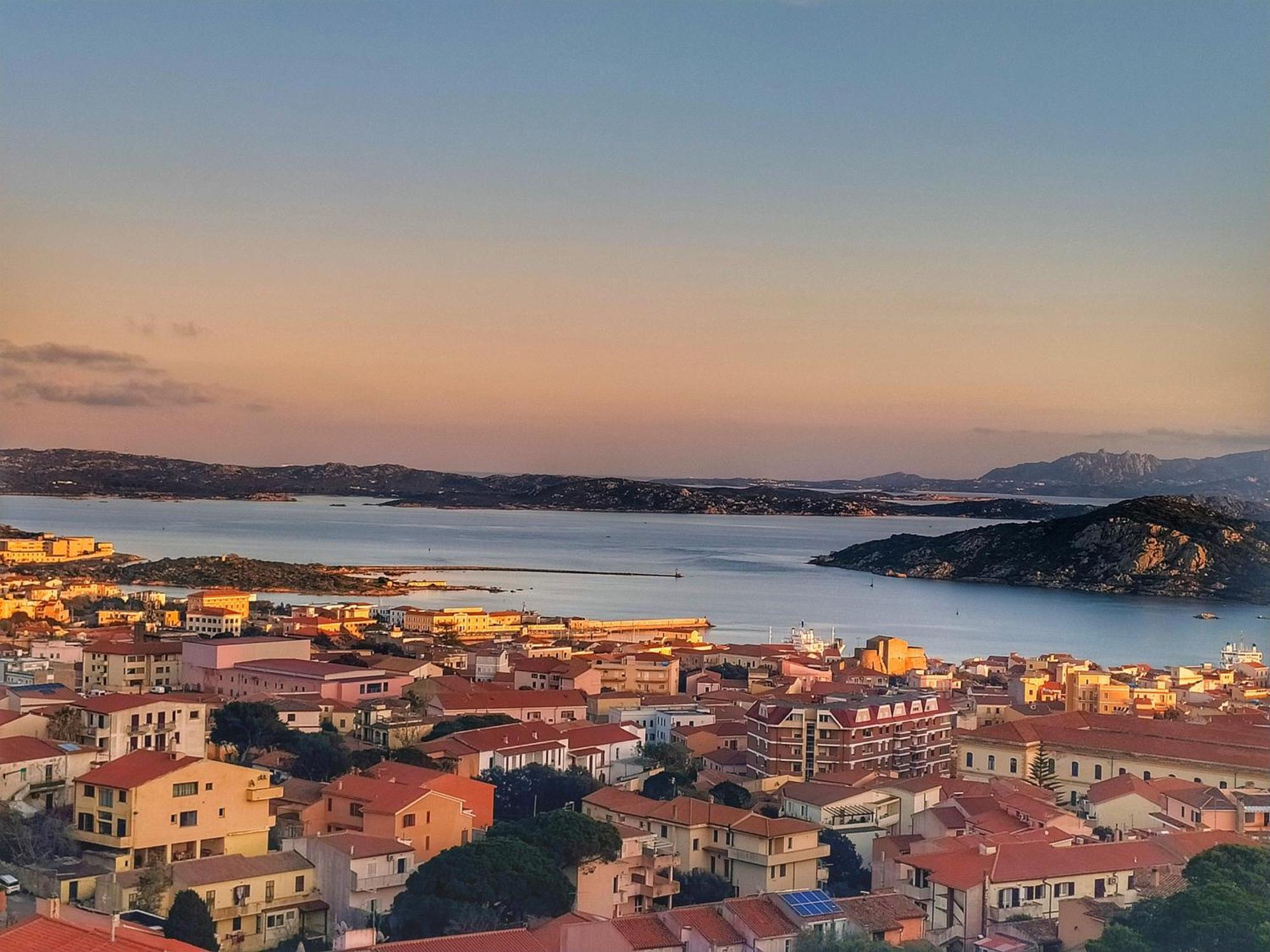 Appartamento Vista Mare A La Maddalena La Maddalena  Eksteriør bilde